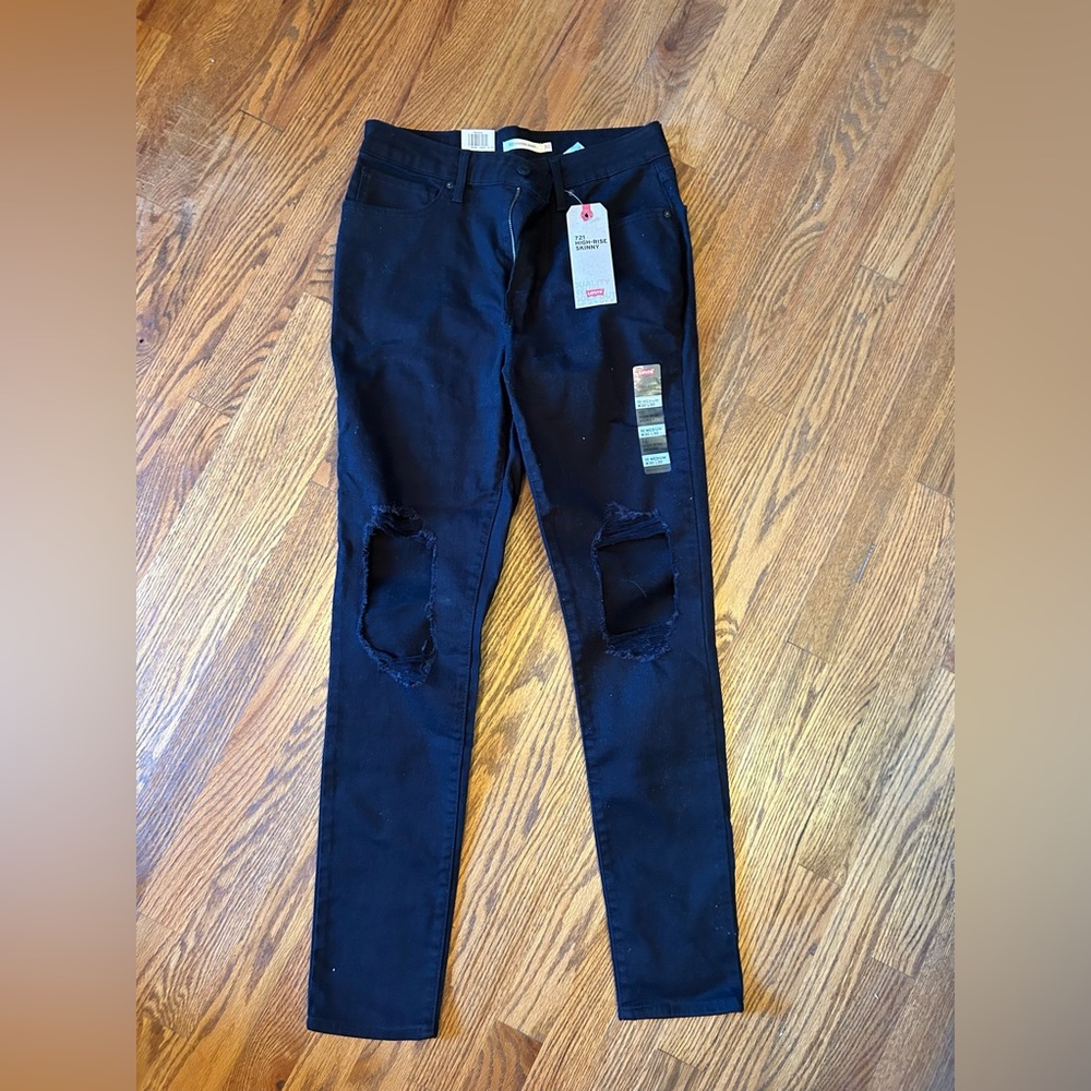 NWT black Levi’s high rise skinny jeans with rips :)
